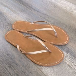 Amazon Essentials flip flops